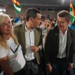 Patricia del Pozol con uno de los diseños de las camisetas para descargar en la web junto a Moreno y Feijóo, en presencia de Bendodo 29 MAYO 2022 Eduardo Briones / Europa Press 29/05/2022
