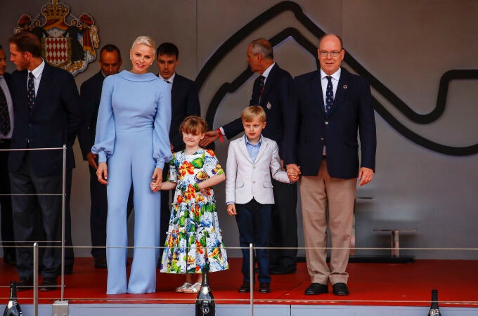 Charlene y Alberto de Mónaco junto a sus hijos