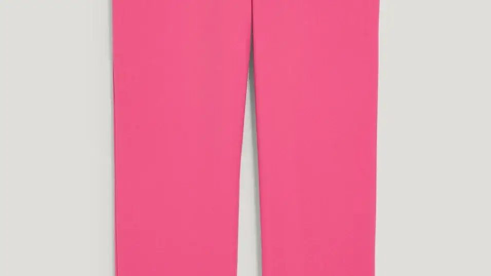 Pantalón recto rosa.