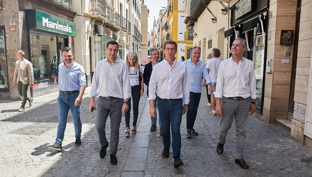Paseo por Sevilla de los diferentes dirigentes del PP