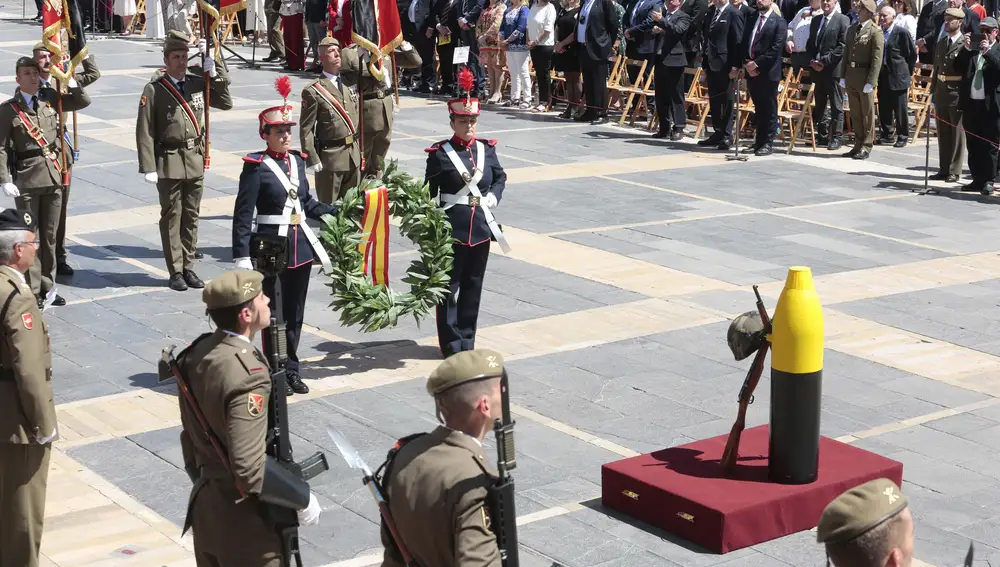Ofrenda floral a los caídos durante la jura de bandera civil en León