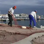 Pescadores preparando sus redes