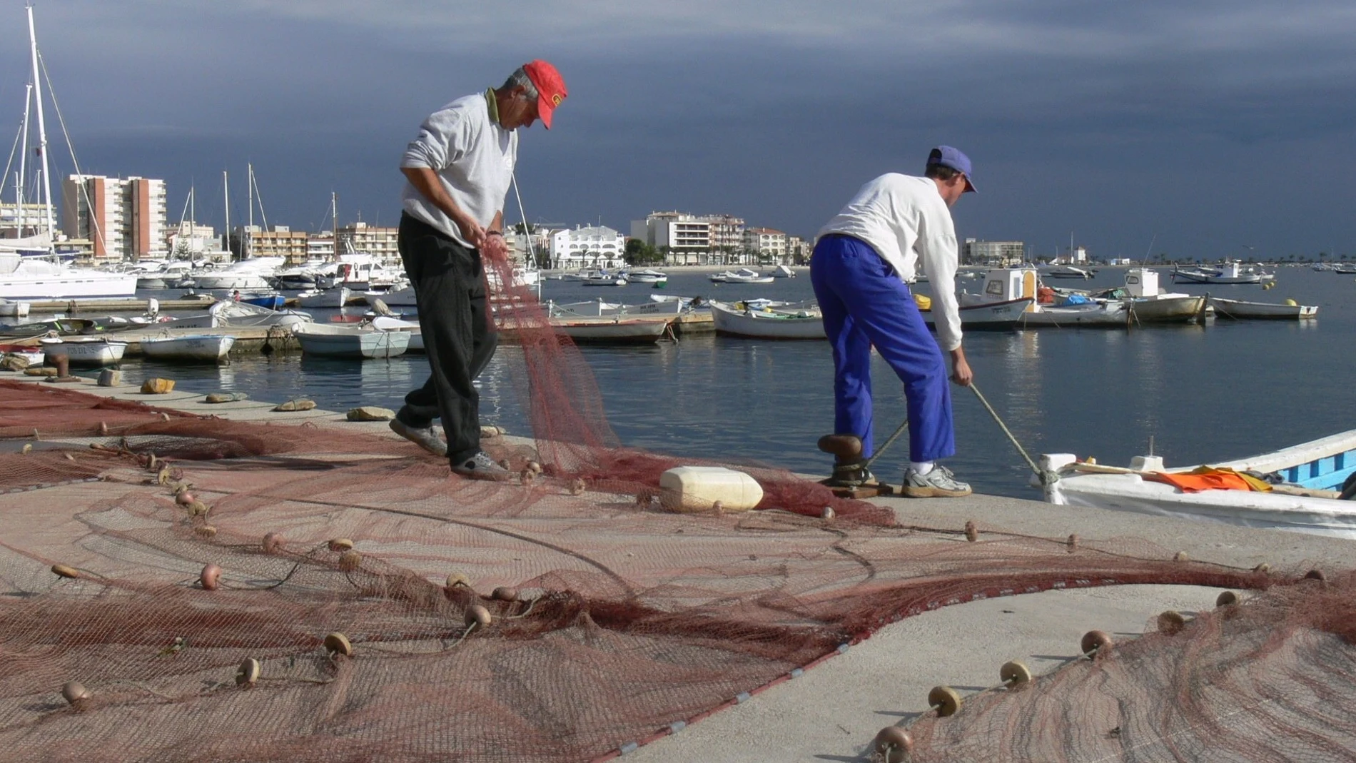 Pescadores preparando sus redes