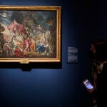 Una visitante contempla uno de los cuadros de Paret que exhibe el Museo del Prado