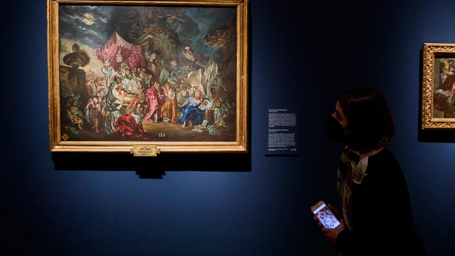 Una visitante contempla uno de los cuadros de Paret que exhibe el Museo del Prado