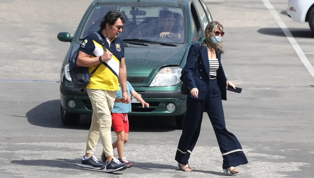 Luis Lorenzo y su pareja, Arancha Palomino, llegan a un supermercado junto a su hijo