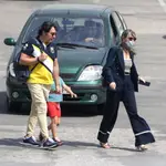 Luis Lorenzo y su pareja, Arancha Palomino, llegan a un supermercado junto a su hijo