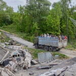 Ucranianos cruzan cerca de un puente destruido en Jarkov