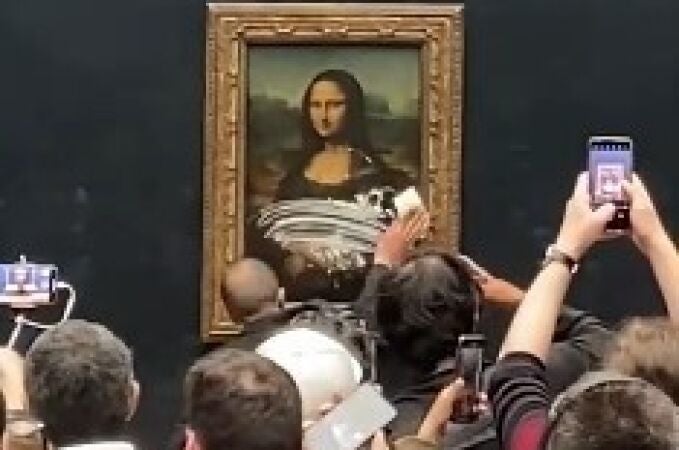 Retrato de la Mona Lisa o Gioconda en el Museo del Louvre de París tras ser atacado con un pastel