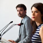 Los portavoces de Podemos, Isa Serra y Javier Sánchez, durante la rueda de prensa ofrecida este lunes en la sede del partido, en Madrid