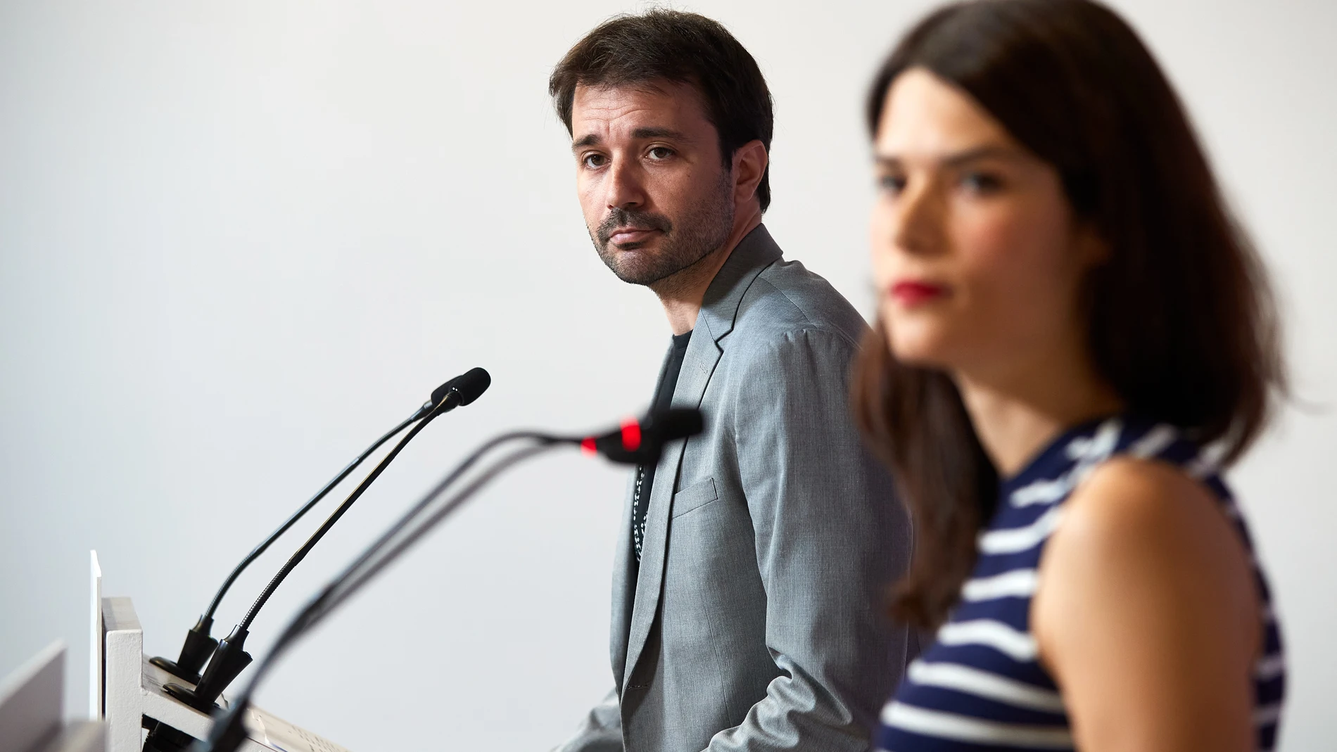 Los portavoces de Podemos, Isa Serra y Javier Sánchez, durante la rueda de prensa ofrecida este lunes en la sede del partido, en Madrid