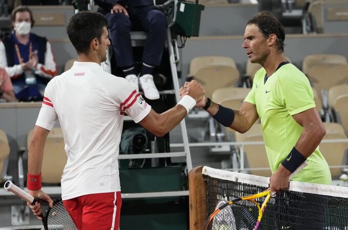 Djokovic y Nadal se saludan después de la última semifinal de Roland Garros