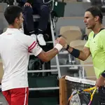 Djokovic y Nadal se saludan después de la última semifinal de Roland Garros