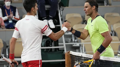 Djokovic y Nadal se saludan después de la última semifinal de Roland Garros
