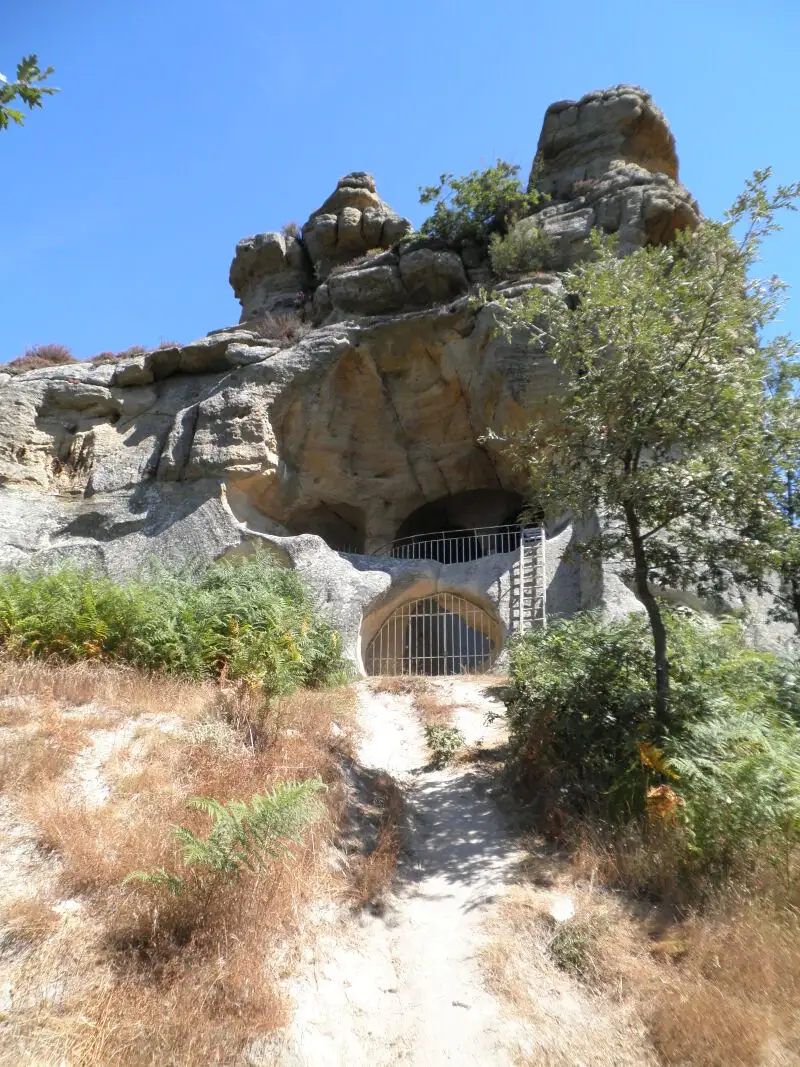 Ermita rupestre de San Miguel en Presillas de Bricia