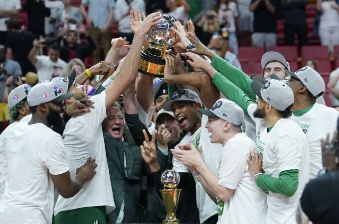Los jugadores de Boton Celtics levantan el trofeo de campeón de la Conferencia Este.