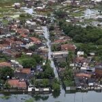Vista aérea de un área inundada después de las fuertes lluvias en Recife, en el estado de Pernambuco, Brasil.