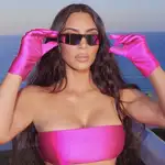 Kim Kardashian con guantes