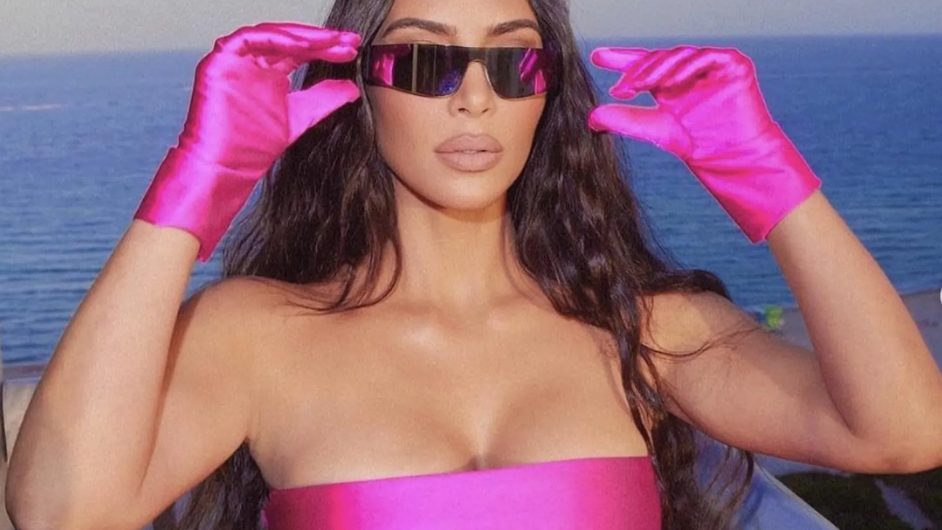 Kim Kardashian con guantes