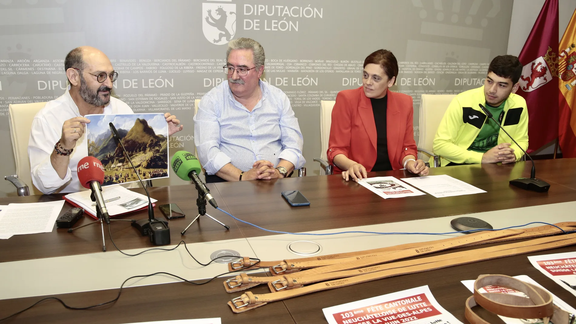 La diputada de Deportes, Susana Folla, presenta junto al presidente de la Federación de Lucha Leonesa, Ángel Rivero, la expedición que estará en el 103 Festival Cantonal de Lucha Suiza que se celebra en Neuchatel (Suiza)