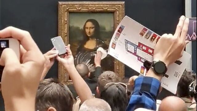 El pasado domingo un individuo arrojó una tarta de nata a la Mona Lisa, expuesta en el Louvre