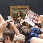 El pasado domingo un individuo arrojó una tarta de nata a la Mona Lisa, expuesta en el Louvre