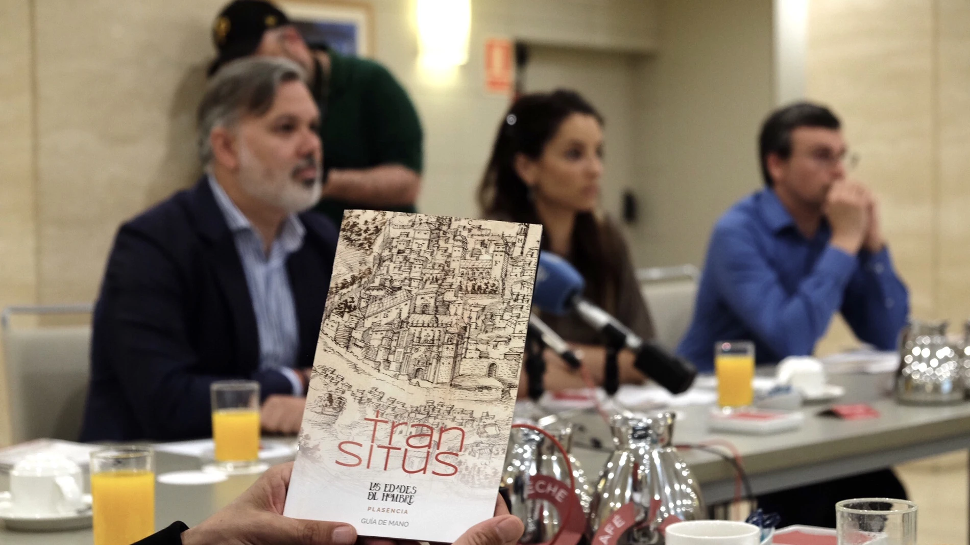 La consejera de Cultura, Turismo y Deportes de la Junta de Extremadura, Nuria Flores Redondo; el alcalde de Plasencia, Fernando Pizarro García Polo, y el responsable de Arte de la Fundación Las Edades del Hombre, José María Vicente Pradas, presentan la edición de Plasencia
