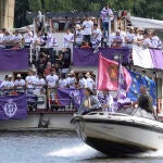 Los jugadores del Real Valladolid celebran el ascenso a Primera División navegando por el río Pisuerga ante sus aficionados, este lunes en Valladolid. EFE/ Nacho Gallego