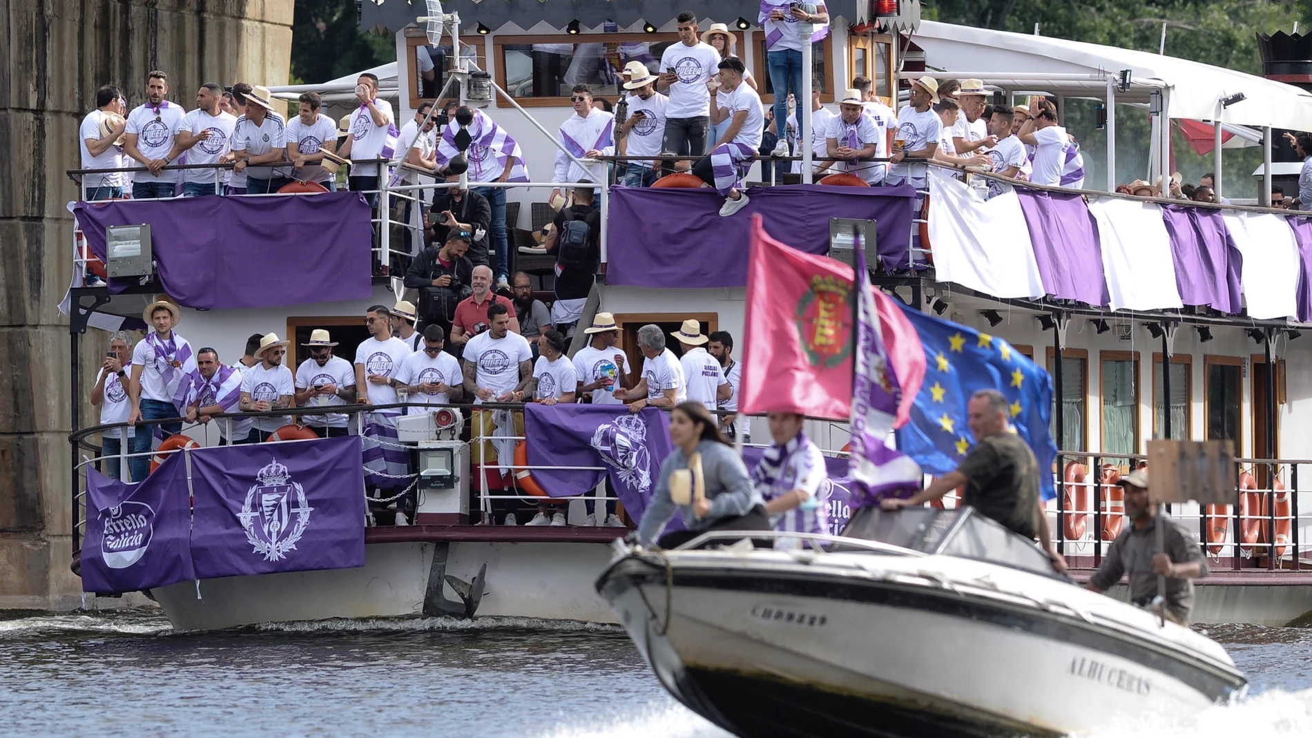 Los jugadores del Real Valladolid celebran el ascenso a Primera División navegando por el río Pisuerga ante sus aficionados, este lunes en Valladolid. EFE/ Nacho Gallego