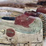 -FOTODELDÍA- Giza (Egipto), 30/05/2022.- Sarcófagos presentados a los medios cerca del nuevo descubrimiento en la necrópolis de Saqqara en Giza, Egipto. Una colección de 250 de féretros de madera pintados con sus momias correspondientes fueron descubiertas en las excavaciones del cementerio de Bubastian en la necrópolis de Saqqara por una misión liderada por Mostafa Waziri. EFE/KHALED ELFIQI