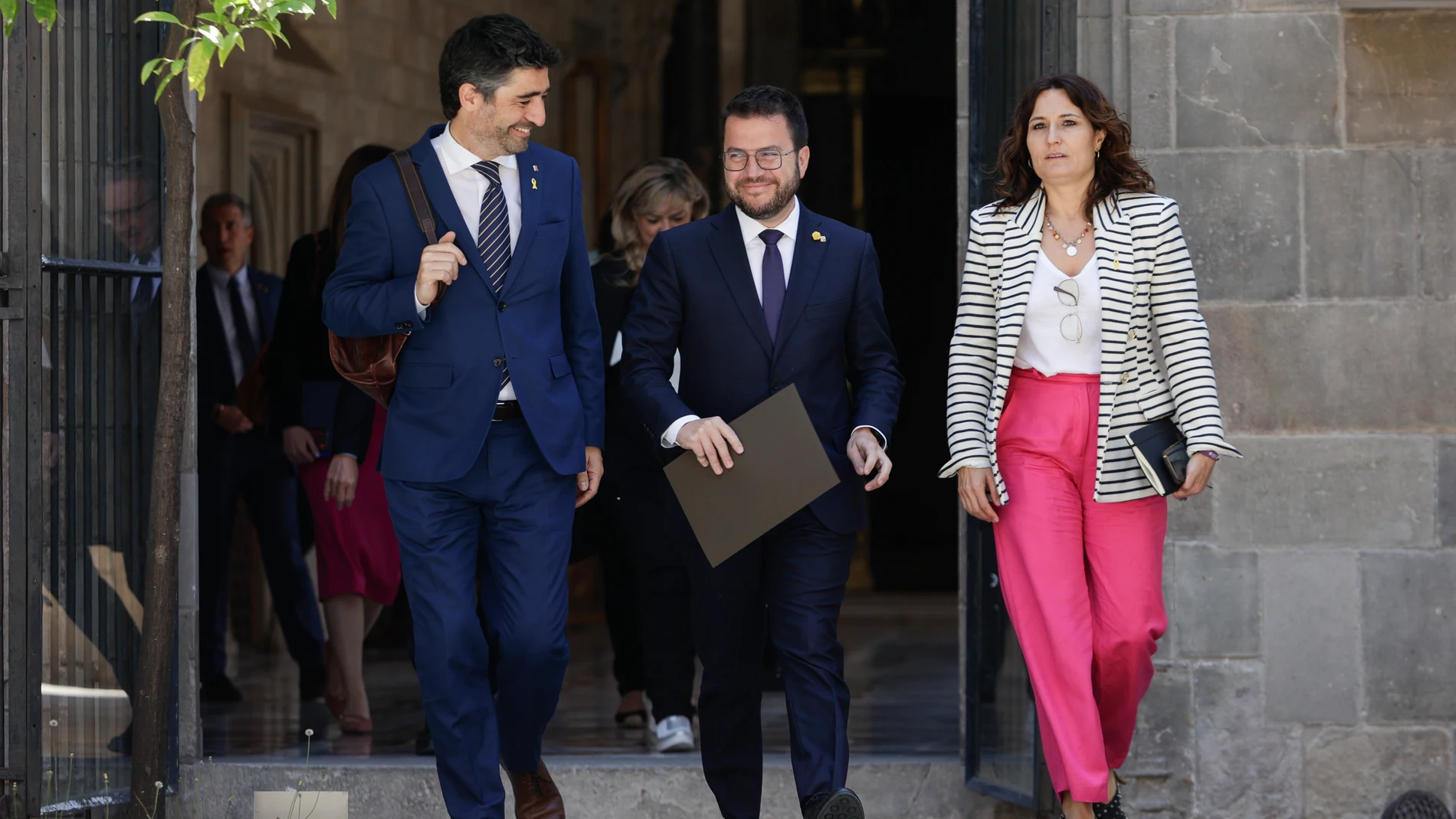 El presidente de la Generalitat, Pere Aragonés, junto a su vicepresidente, Jordi Puigneró (i), y la consellera de Presidencia, Laura Vilagrà (d).