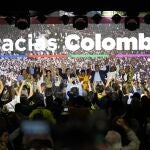 El candidato presidencial Gustavo Petro (centro) frente a sus partidarios en la noche de las elecciones en Bogotá, Colombia