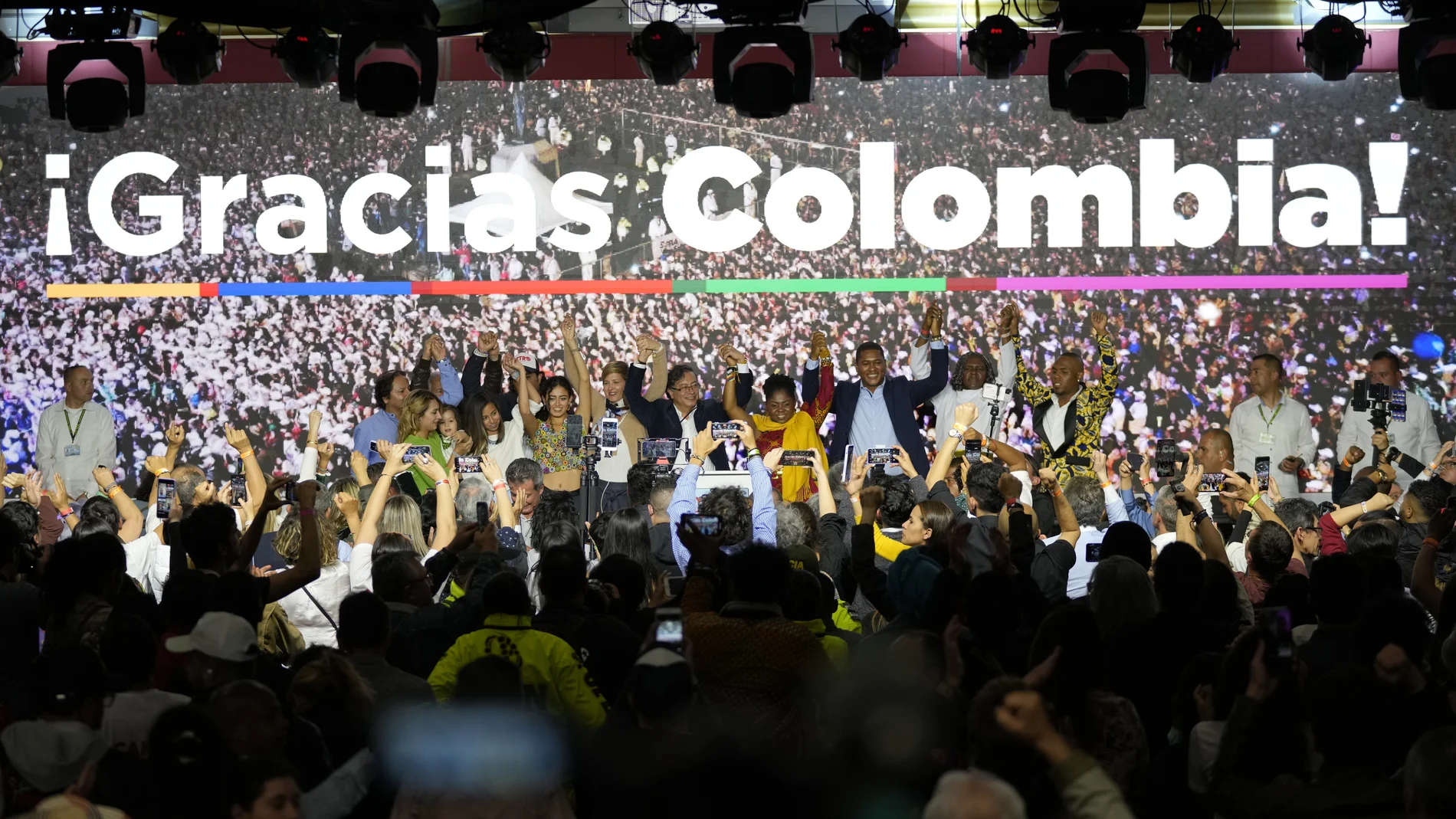 El candidato presidencial Gustavo Petro (centro) frente a sus partidarios en la noche de las elecciones en Bogotá, Colombia