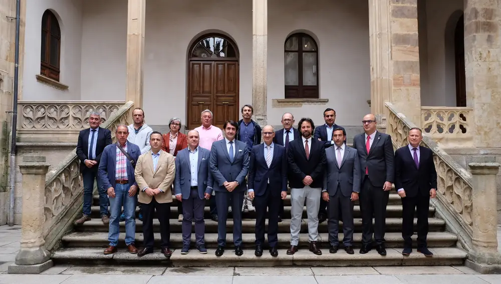 El consejero de Medio Ambiente, Vivienda y Ordenación del Territorio, Juan Carlos Suárez-Quiñones, forma con el presidente de la Diputación, Javier Iglesias, y los presidentes de la Mancomunidad Sierra de Francia y Embalse de Béjar, el protocolo del proyecto de abastecimiento desde el embalse de Navamuño