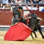 El diestro Morenito de Aranda durante la corrida de la Feria de San Isidro celebrada este lunes en la plaza de toros de Las Ventas, en Madrid.
