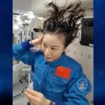 La astronauta china Wang Yaping decidió compartir el difícil proceso de lavarse el pelo estando en órbita en la estación espacial.