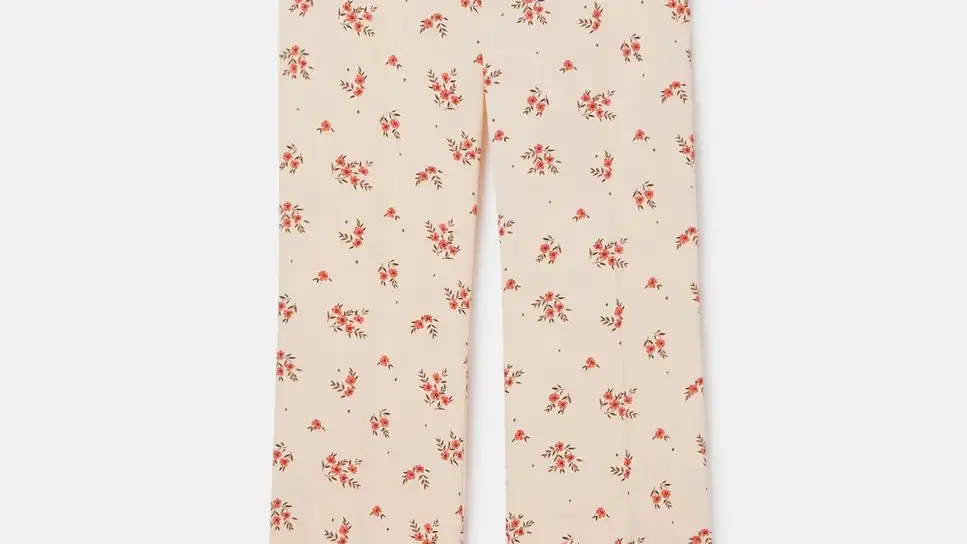 Pantalón blanco con estampado floral.