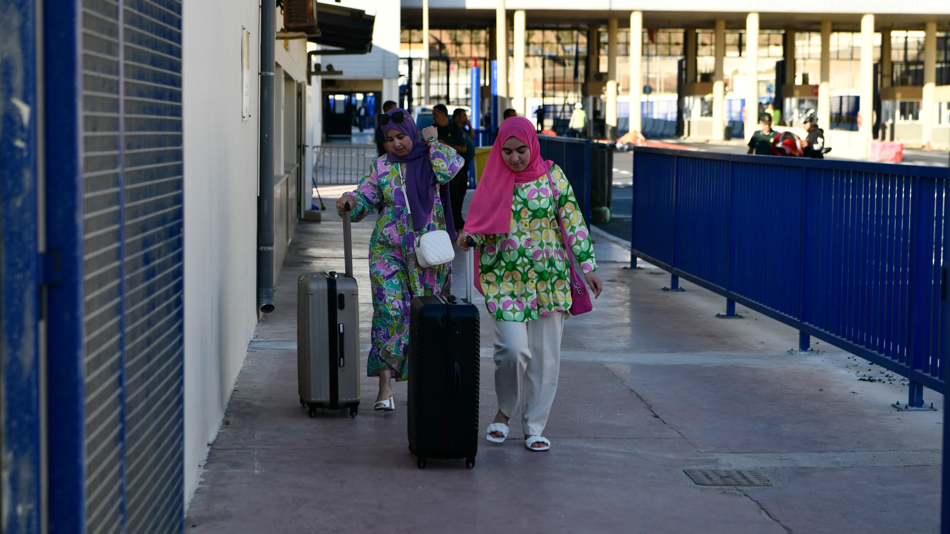 Varias mujeres cruzan la frontera de Ceuta