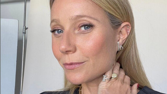 Gwyneth Paltrow presumiendo de canas y de melena sana y con color.