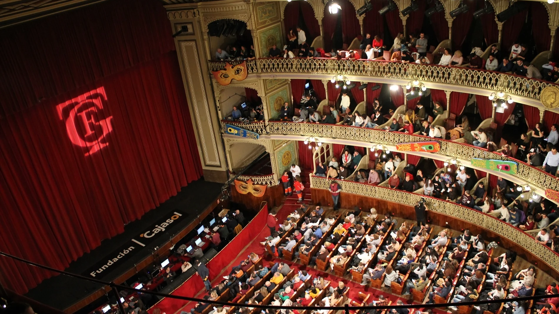 Imagen del interior del Gran Teatro Falla en una función de Carnaval