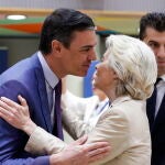 El presidente del Gobierno español, Pedro Sánchez, y la presidenta de la Comisión de la Unión Europea, Ursula von der Leyen, este martes