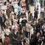 Multitud de viajeros hacen cola para registrarse para sus vuelos en el aeropuerto de Gatwick (Reino Unido, Londres) el 31 de mayo de 2022 | Fuente: EFE/EPA/TOLGA AKMEN