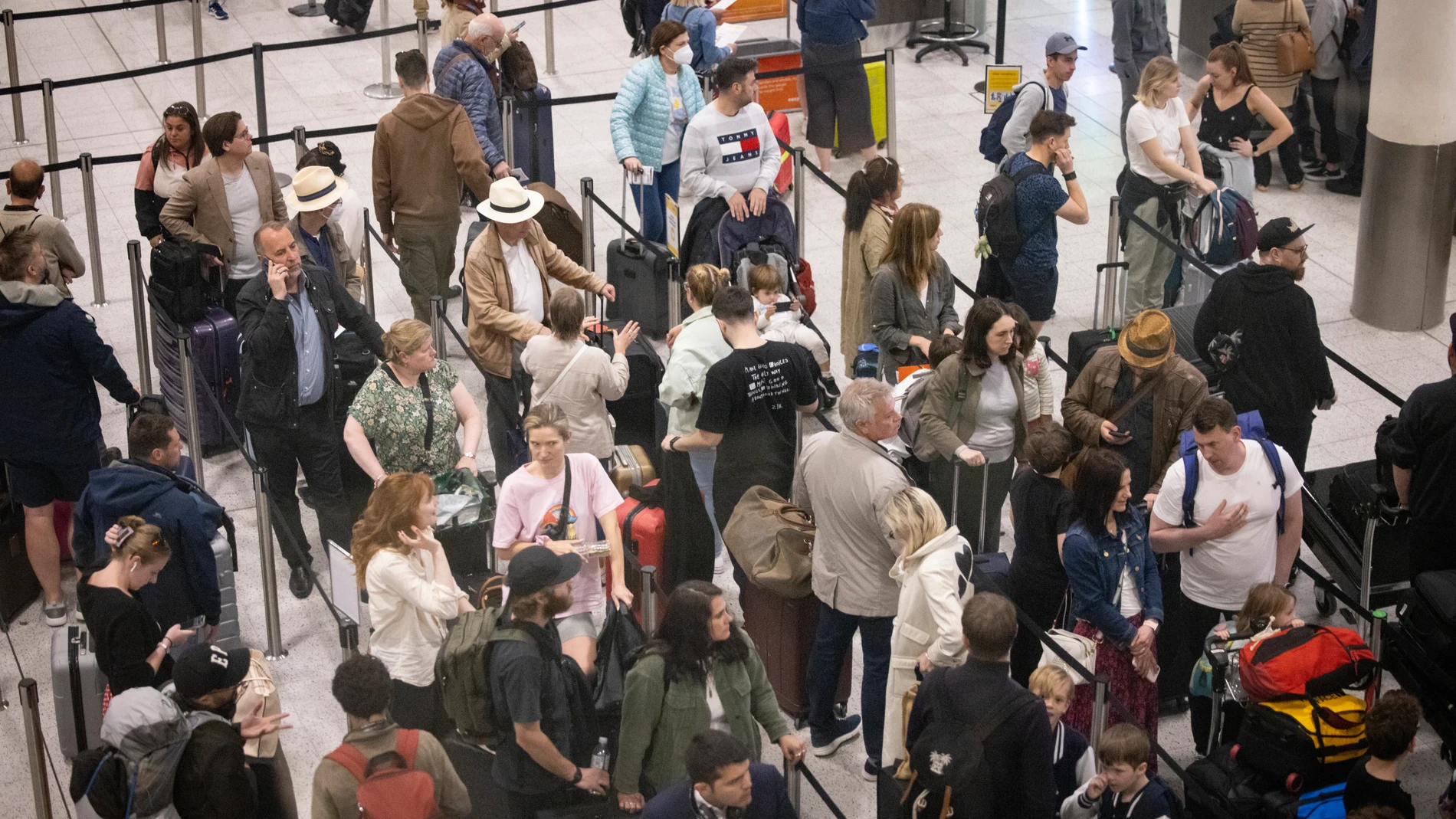 Multitud de viajeros hacen cola para registrarse para sus vuelos en el aeropuerto de Gatwick (Reino Unido, Londres) el 31 de mayo de 2022 | Fuente: EFE/EPA/TOLGA AKMEN