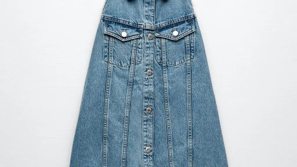 Vestido denim con cuello halter, de Zara