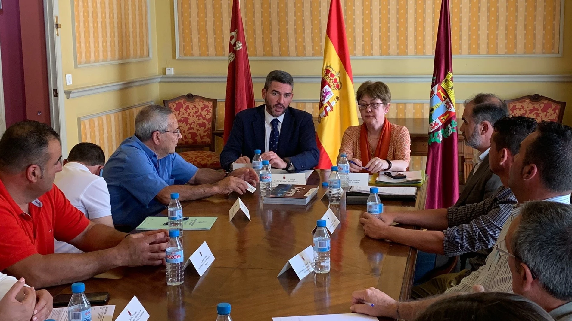 El consejero Antonio Luengo y la secretario de Estado de Pesca, Alicia Villauriz, presidieron la reunión celebrada con pescadores y acuicultores.