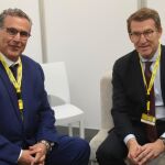 El primer ministro marroquí, Aziz Ajanuch, y el líder del PP, Alberto Núñez Feijóo en su reunión bilateral en el congreso del PPE en Rotterdam