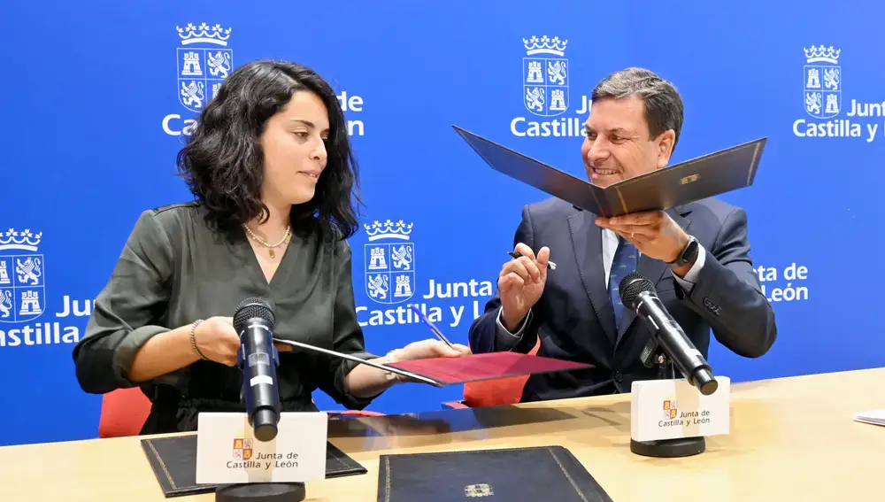 El consejero Fernández Carriedo firma el acta de recepción del polígono de Magaz de Pisuerga junto a la alcaldesa de esta localidad palentina, Patricia Pérez