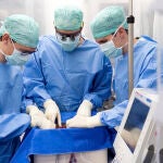 Un equipo sanitario realiza un trasplante