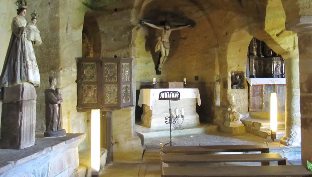 Interior de la iglesia rupestre de Olleros de Pisuerga, en Palencia