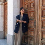María G. de Jaime con zapatos destalonados de Mango.
